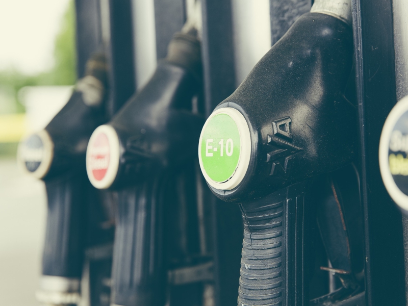 Ellenőrizzük, bírja-e autónk az E10-es benzint!