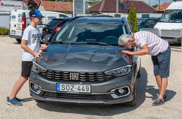 Tipo mentette a nyaralást, puszit kapott