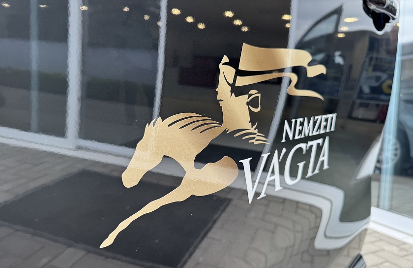 Idén is Peugeot kisbusszal támogatjuk a Nemzeti Vágtát